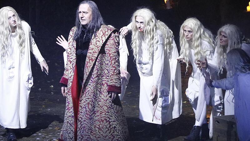 Ein letztes Mal war das Drama um den Fürsten Dracula auf der Trebgaster Naturbühne zu sehen. Ein letztes Mal war das Drama um den Fürsten Dracula auf der Trebgaster Naturbühne zu sehen.
