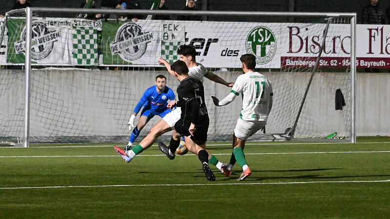 Sport Fu&szlig;ball Saison 2025 / 2026 Bayernliga Nord  21. Spiel am Freitag  06.03.2026 Spielort  Neudrossenfeld Sportpark Am Weinberg  Kunstrasenplatz  Beginn 19.00 h  TSV Neudrossenfeld  gegen FC Eintracht Bamberg Halbzeitergebnis tor 0:1 LUca Auer gegen To