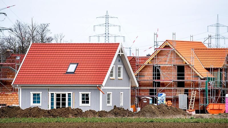 Mehrere im Bau befindliche Einfamilienh&auml;user in einem Neubaugebiet (Symbolfoto).