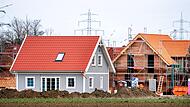 Mehrere im Bau befindliche Einfamilienh&auml;user in einem Neubaugebiet (Symbolfoto).
