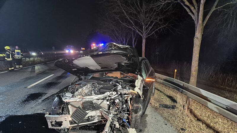 Ein Bild der Zerst&ouml;rung auf der B 4 bei Untersiemach. Dort hat es einen schweren Verkehrsunfall mit drei beteiligten Fahrzeugen gegeben.