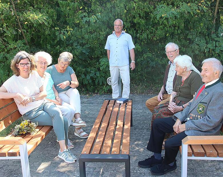Bitte Platz nehmen: Am Zisternenplatz in der Straße „Alte Weth“ hat der Obst- und Gartenbauverein Wermerichshausen einen attraktiven Ruheplatz mit einem Tisch und zwei Bänken angelegt. Finanzielle Unterstützung gab es aus dem Regionalbudget der NE...
