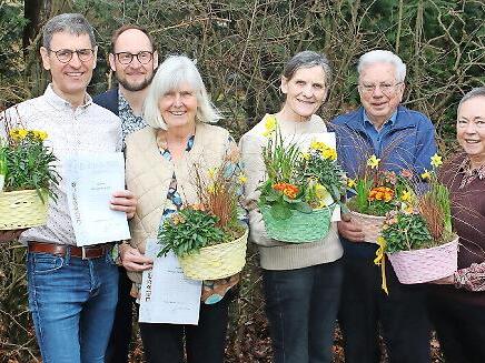 Ehrungen beim Obst- und Gartenbauverein Niederf&uuml;llbach (von links): Thomas Basedow, B&uuml;rgermeister Bastian B&uuml;ttner, Vorsitzende Renate Holzheid, Marita Pollex-Claus, Klaus Hertle und Erika Kraus.
