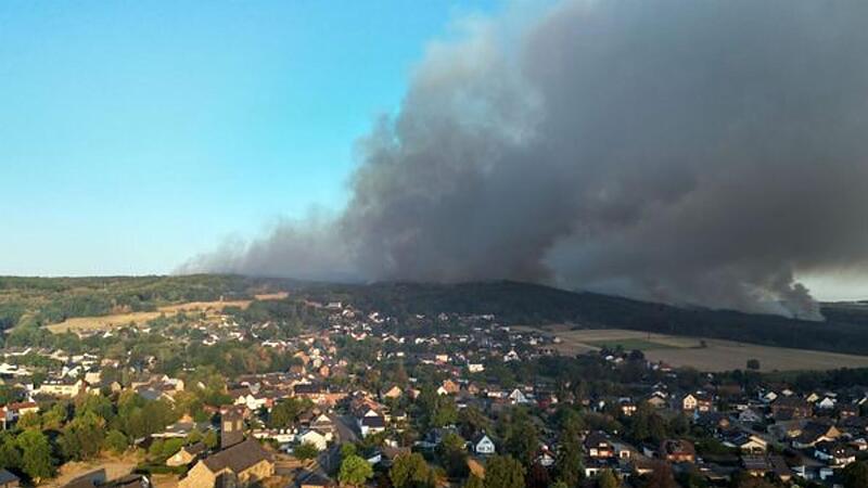 "Größter Waldbrand in der Geschichte NRWs": Brandgeruch treibt bis nach Franken "Größter Waldbrand in der Geschichte NRWs": Brandgeruch treibt bis nach Franken