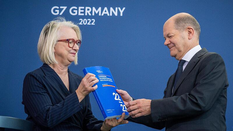 Bundeskanzler Olaf Scholz (SPD) nimmt von Monika Schnitzer, Vorsitzende des Sachverst&auml;ndigenrats, das Jahresgutachten 2022/2023 zur Begutachtung der gesamtwirtschaftlichen Entwicklung durch den Sachverst&auml;ndigenrat entgegen.