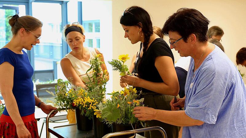 Am 1. Juli findet wieder das Tagesseminar &bdquo;Kr&auml;uterbuschen binden&ldquo; statt. Referentin Gertrud Pechmann (links) wird hierbei mehr &uuml;ber den alten Brauch informieren.