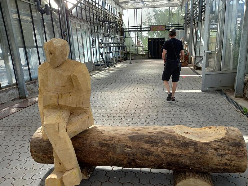 Das Werk „Abstand“ ist beim jährlichen Symposium des zweiten Lehrjahrs in Wechterswinkel entstanden. Das Werk „Abstand“ ist beim jährlichen Symposium des zweiten Lehrjahrs in Wechterswinkel entstanden.