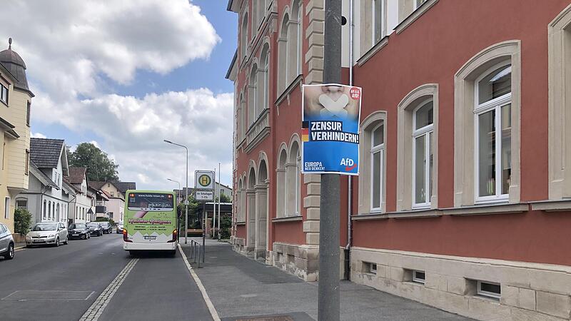 Muss dieses Wahlplakat vor der Grundschule Heubischer Stra&szlig;e abgenommen werden? Die Entscheidung liegt am Wahlsonntag beim Wahlvorsteher vor Ort.