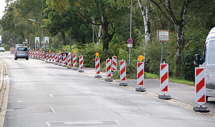 Der Seitenstreifen in der Uferstra&szlig;e&nbsp;&ndash; und zwar zwischen der Ernst-Faber-Br&uuml;cke (Globe) und der Wassergasse&nbsp;&ndash; wird zum Radweg umgebaut.
