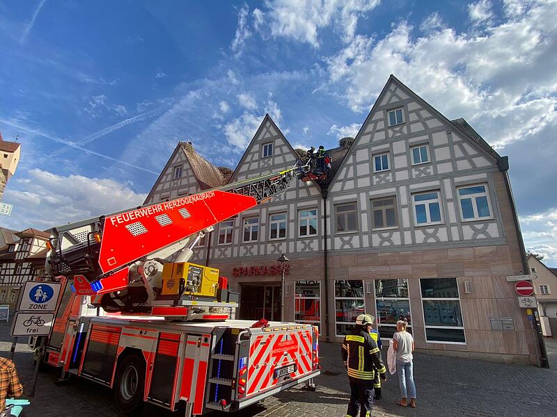 Der Einsatz mit der Drehleiter  weckte bei den Passanten gro&szlig;es Interesse.