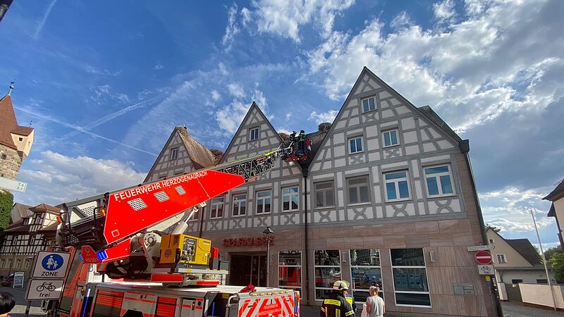 Der Einsatz mit der Drehleiter weckte bei den Passanten großes Interesse. Der Einsatz mit der Drehleiter weckte bei den Passanten großes Interesse.