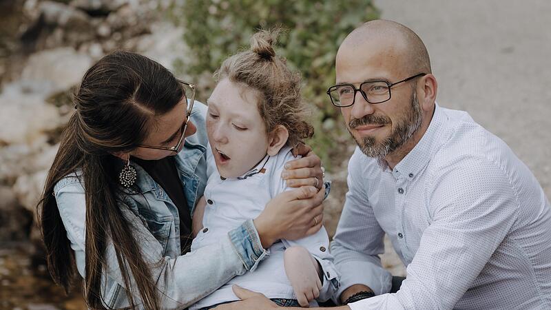 Angelika und Tobias Wahl aus Himmelkron haben den schwer behinderten Erik vor 15 Jahren als Pflegekind in ihre Familie aufgenommen.