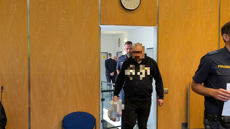Der Angeklagte betritt am ersten Prozesstag den Gerichtssaal.