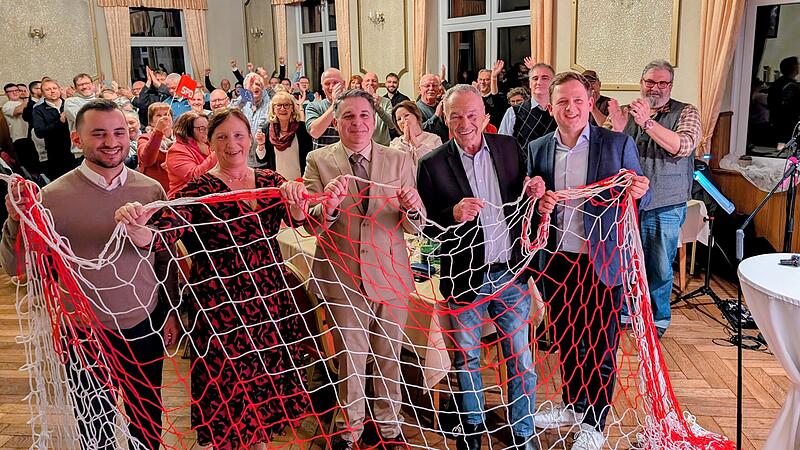 SPD-Kreisverband Coburg Nach der erfolgten Nominierung von Carsten Höllein als Landratskandidat (Mitte) stellten sich die SPD-Mitglieder zum Gruppenfoto auf. Vorne von links: Kanat Akin, Alexandra Kemnitzer, Carsten Höllein, Frank Rebhan und Tobias Ehrlicher.