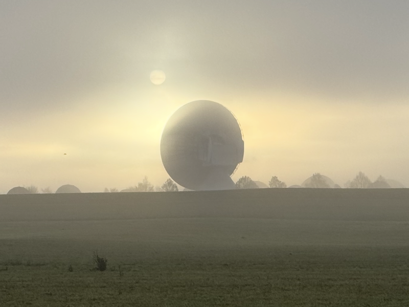 Mystisch k&auml;mpft sich die Sonne durch den Nebel an der Erdfunkstelle in Fuchsstadt &ndash; &bdquo;gesehen auf dem Weg zum Ehrenamt Tafel Hammelburg&ldquo;.