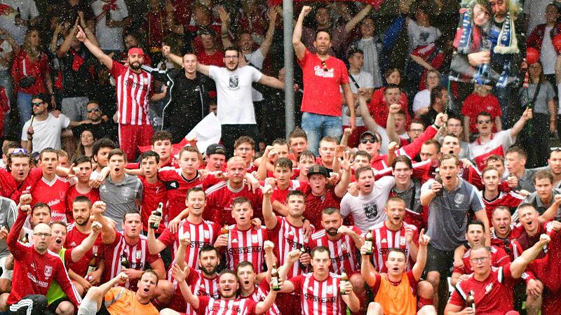 Riesenjubel in Staffelstein. Die TSV-Fußballer schaffen nach acht Jahren die Rückkehr in die Bezirksliga.
