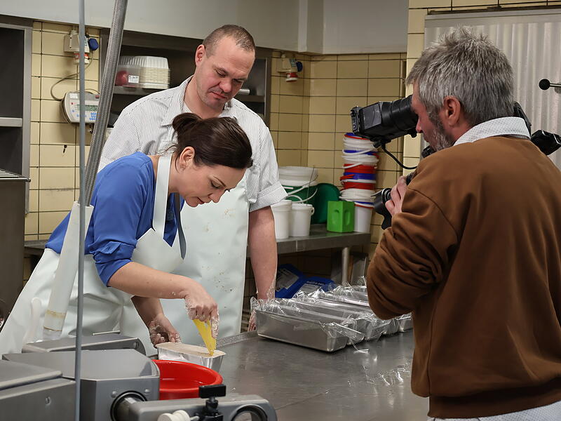 Die Metzgerei Schweizer und Reif hat ein Fernsehteam zu Gast: Reporterin Maria Kaufmann und Michael Reif.