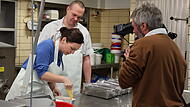 Die Metzgerei Schweizer und Reif hat ein Fernsehteam zu Gast: Reporterin Maria Kaufmann und Michael Reif.