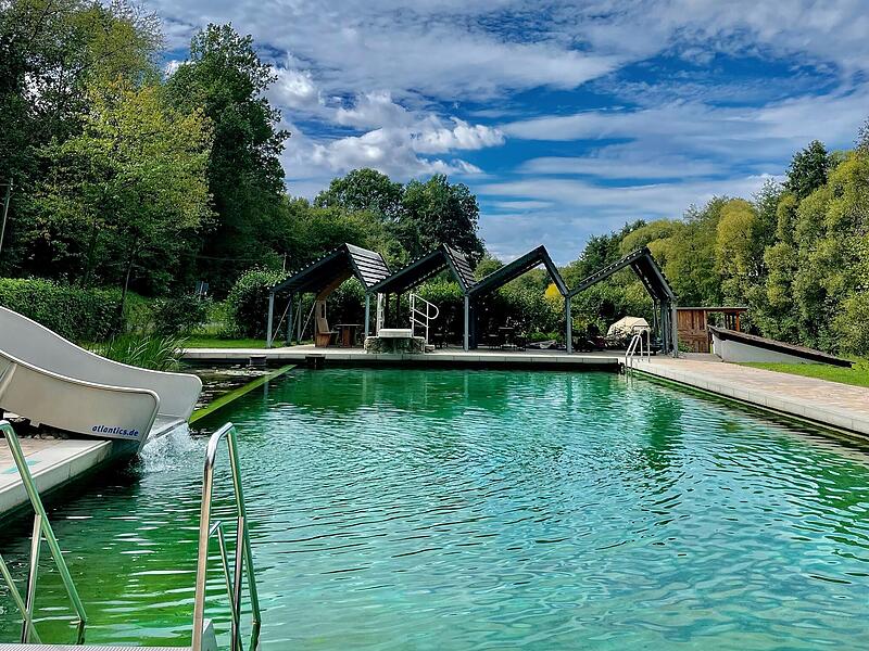 Naturbad Autenhausen Schwimmbecken mit Wellenrutsche und Sprungbereich
