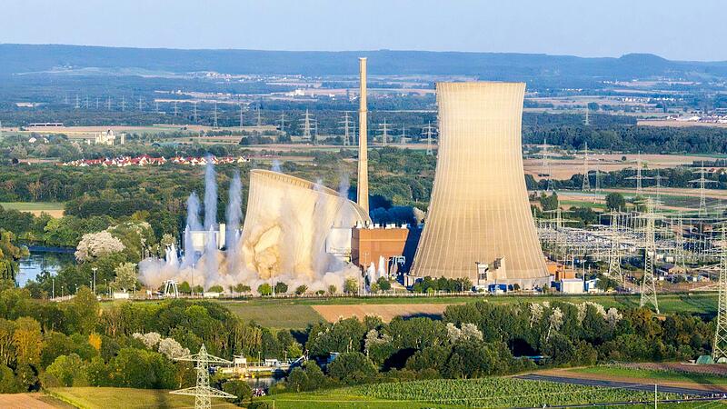 Auf der Aufnahme durch eine Drohne von der Sprengung der Kühltürme am Kernkraftwerk Grafenrheinfeld am 16. August sind auch gut die Wasserfontänen zu sehen. Es wurden mit Wasser gefüllte Planschbecken mitgesprengt, um den Staub einzudämmen.