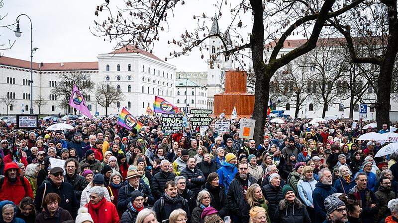 Demonstration f&uuml;r &Uuml;berpr&uuml;fung rechtsextremer Parteien