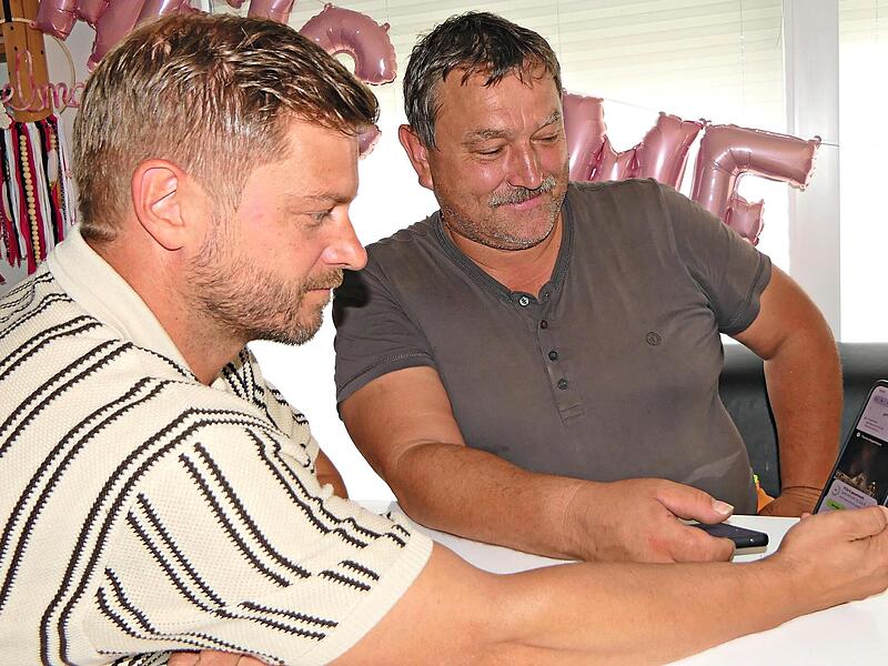 Aidhausens B&uuml;rgermeister Thomas Wagenh&auml;user (links) und sein Stellvertreter Harald Schneider verfolgen den aktuellen Stand der Spendenaktion und helfen selbst.