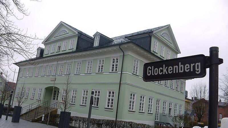 Altehrw&uuml;rdig, aber eng: Weil sp&auml;testens f&uuml;r das Schuljahr 2023/2024   an der Glockenbergschule ein eigenes Ganztagsangebot f&uuml;r die Sch&uuml;ler zur Verf&uuml;gung stehen muss, denkt der Landkreis &uuml;ber ein zus&auml;tzliches Geb&auml;udes f&uuml;r die Schule nach. Ein Grundst&uuml;ck daf&uuml;r scheint gefunden zu sein.