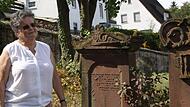 Kreisheimatpflegerin Cornelia Mence führt seit Jahren Besucher über den jüdischen Friedhof in Pfaffenhausen.