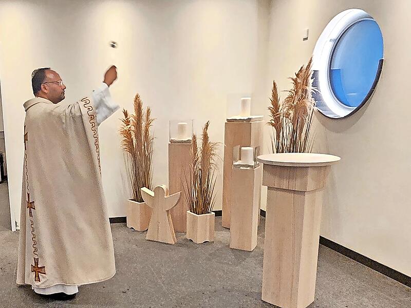 Pfarrer Jacob Kurrasserry weiht den Abschiedsraum in Lonnerstadt.
