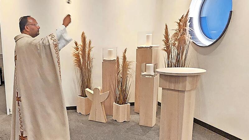 Pfarrer Jacob Kurrasserry weiht den Abschiedsraum in Lonnerstadt. Pfarrer Jacob Kurrasserry weiht den Abschiedsraum in Lonnerstadt.