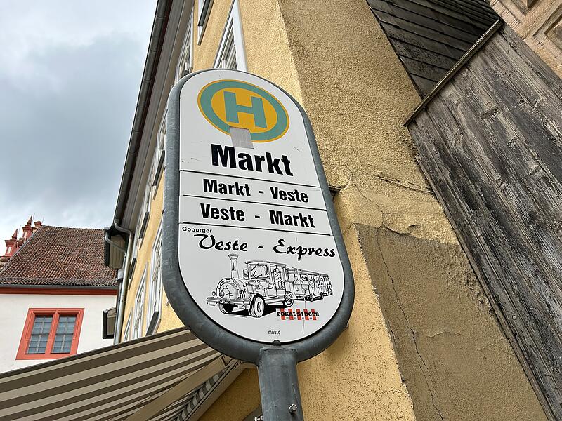 Offiziell hei&szlig;t sie &bdquo;Gecko-Bahn&ldquo;. Die Coburger sagen auch gerne &bdquo;Bimmelbahn&ldquo; dazu. Ein weiterer Name steht an den Haltestellen: Veste-Express. ABER: Aktuell ist der Betrieb eingestellt.