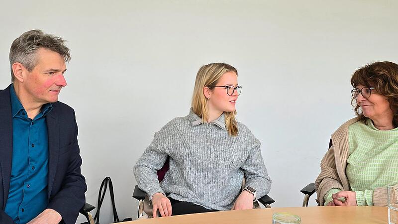 Auf nach Amerika! Die Adelsdorferin Vera Tietze (Mitte) hat es geschafft. Sie darf mit dem Parlamentarischen Patenschaftsprogramm in die USA reisen. MdB Martina Stamm-Fibich und Schulleiter Markus Ott von der Realschule Höchstadt freuen sich mit ihr. Auf nach Amerika! Die Adelsdorferin Vera Tietze (Mitte) hat es geschafft. Sie darf mit dem Parlamentarischen Patenschaftsprogramm in die USA reisen. MdB Martina Stamm-Fibich und Schulleiter Markus Ott von der Realschule Höchstadt freuen sich mit ihr.