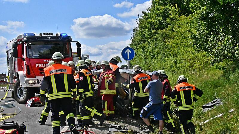 Ein schwerer Unfall hat sich auf der B279 zwischen Gro&szlig;eibstadt und Saal ereignet. Zahlreiche Rettungskr&auml;fte waren im Einsatz.