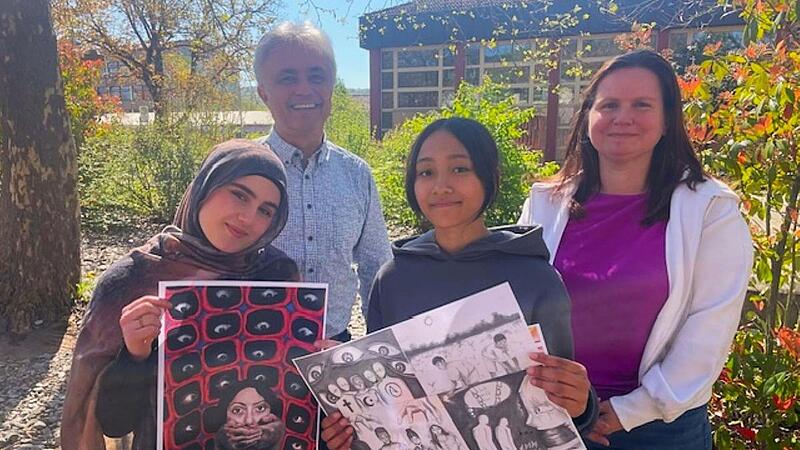 Unser Bild zeigt (von links) Aya Al Salman, Schulleiter OStD Erich Dietrich, Andrea Offner sowie Fachschaftsleitung Heike Schneider.