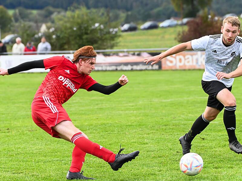 Der Krecktaler Torj&auml;ger Hendrik Aladi (rotes Trikot) traf auch am Wochenende.