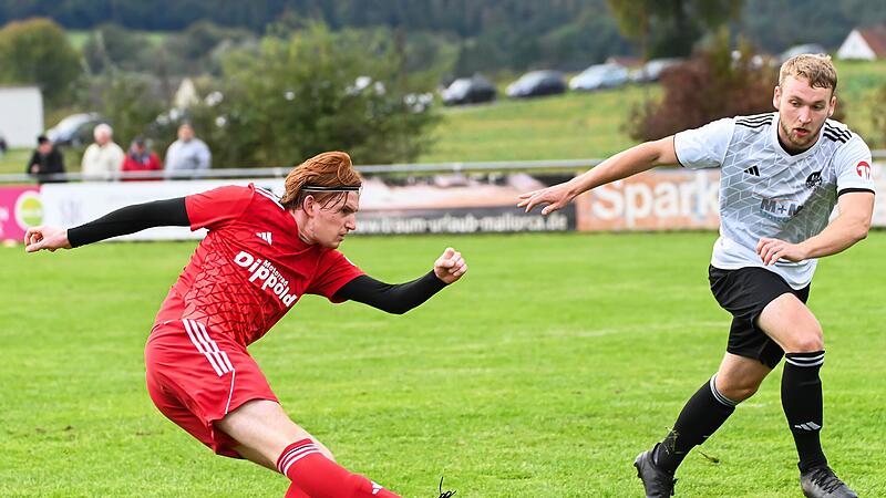 Der Krecktaler Torj&auml;ger Hendrik Aladi (rotes Trikot) traf auch am Wochenende.