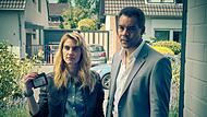 Clarissa Jakobs (Samia Chancrin) und Joseph Kanjaa (Michael Klammer) statten einer Verdächtigen einen Besuch ab.