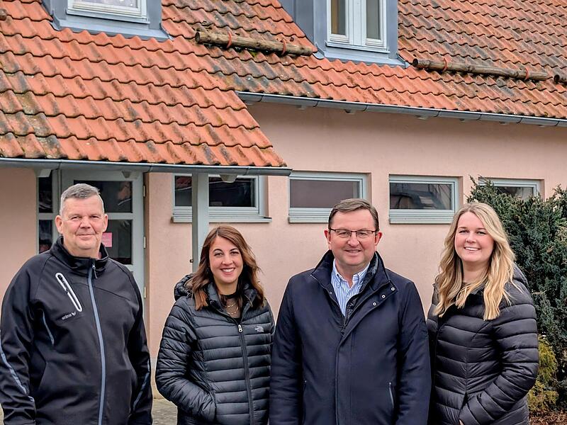 Die Vorstandsmitglieder der SpVgg D&uuml;rrbrunn-Unterleinleiter und der B&uuml;rgermeister freuen sich vor dem Sportheim gemeinsam (v.&nbsp;l.): J&uuml;rgen Schmidt, Melanie Braungardt, Alwin Gebhardt und Lorena Knoll.Forchheim & Fr&auml;nkische Schweiz