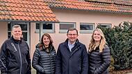 Die Vorstandsmitglieder der SpVgg D&uuml;rrbrunn-Unterleinleiter und der B&uuml;rgermeister freuen sich vor dem Sportheim gemeinsam (v.&nbsp;l.): J&uuml;rgen Schmidt, Melanie Braungardt, Alwin Gebhardt und Lorena Knoll.Forchheim & Fr&auml;nkische Schweiz