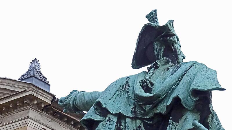 Als wollte das Denkmal von Prinz Josias einen Fingerzeig geben wollen: Sch&auml;den am Gesims das Landestheaters.