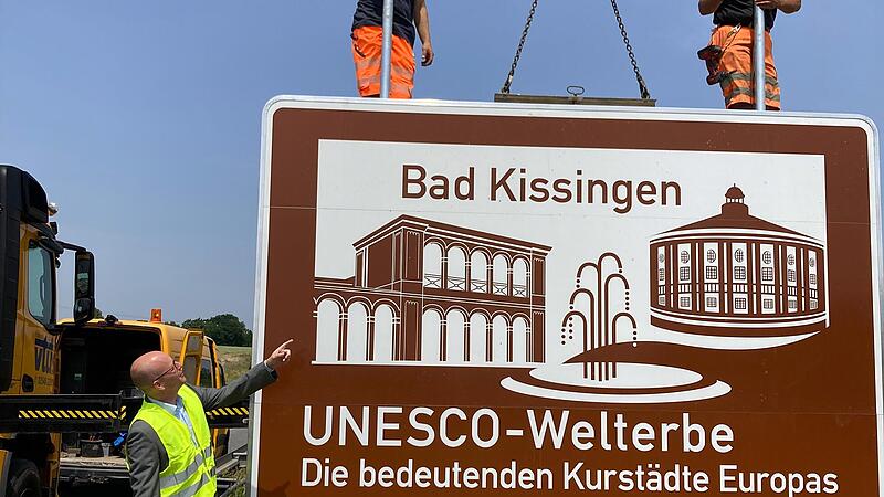 Oberbürgermeister Dirk Vogel legte beim Montieren der touristische Informationstafel selbst Hand an. Oberbürgermeister Dirk Vogel legte beim Montieren der touristische Informationstafel selbst Hand an.