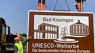 Oberb&uuml;rgermeister Dirk Vogel legte beim Montieren der touristische Informationstafel selbst Hand an.