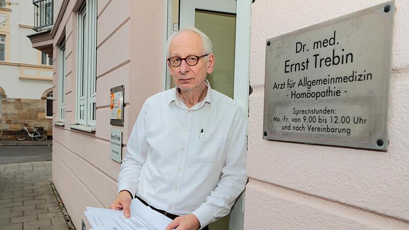 Dr. Ernst Trebin vor seiner Praxis.