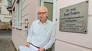 Dr. Ernst Trebin vor seiner Praxis.