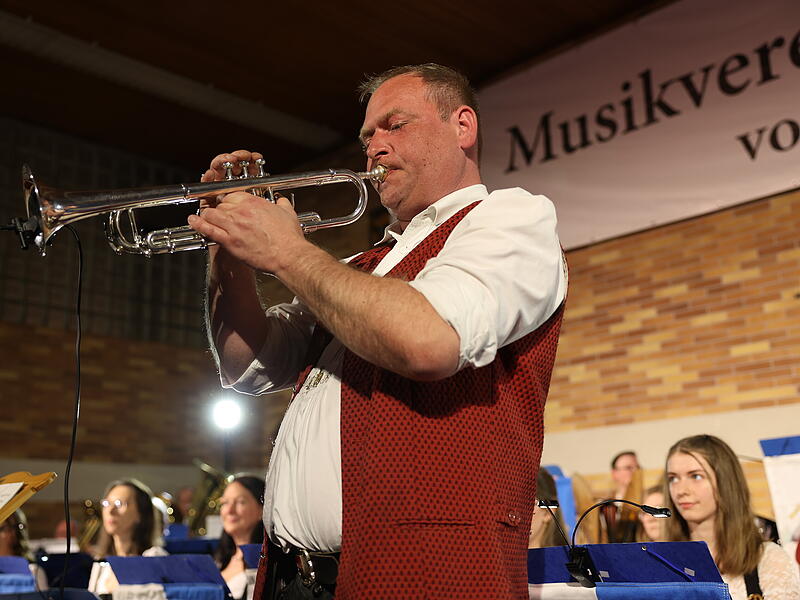 Eine tolle Leistung: Als Solist &uuml;berzeugte Daniel Richter beim Slow Rock &bdquo;Wenn die Augen gl&auml;nzen".