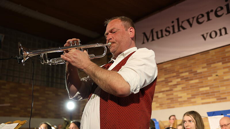 Eine tolle Leistung: Als Solist &uuml;berzeugte Daniel Richter beim Slow Rock &bdquo;Wenn die Augen gl&auml;nzen".