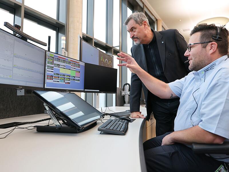 Söder besichtigt neue Integrierte Leitstelle Söder besichtigt neue Integrierte Leitstelle