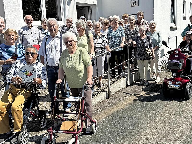 Die Café-Gruppe am „Ort der Hoffnung“.