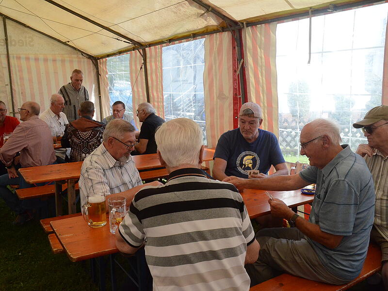 Die Herren in fröhlicher Kartrunde. Es geht um Kleingeld - wichtig ist der Spaß.