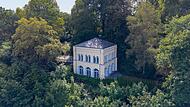 Blick auf den 1862 errichteten Schn&uuml;rs Pavillon am Adamiberg in Coburg